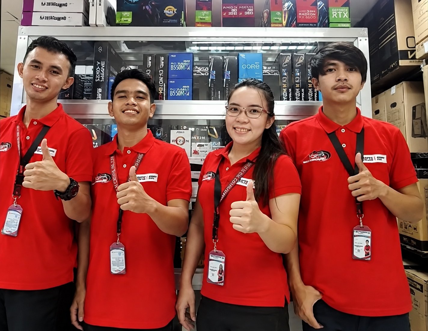 Equipo de empresa usando uniformes Aimee Workwear